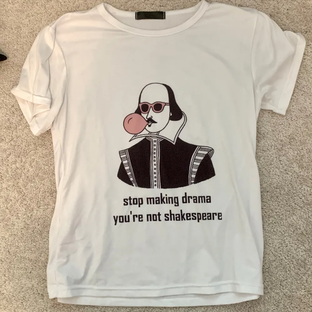 Super cool tröja med Shakespeare tryck i storlek s från Kawaii.se😎:D  Ser ut som ny, men har använt den ett fåtal gånger☺️ Materialet är väldigt mjukt Om ni har frågor är det bara att fråga <3⭐️ . T-shirts.