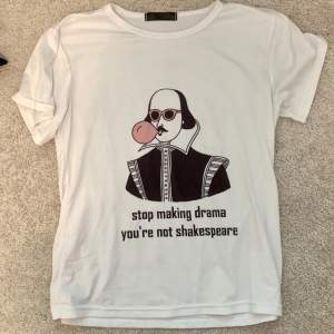Super cool tröja med Shakespeare tryck i storlek s från Kawaii.se😎:D  Ser ut som ny, men har använt den ett fåtal gånger☺️ Materialet är väldigt mjukt Om ni har frågor är det bara att fråga <3⭐️ 