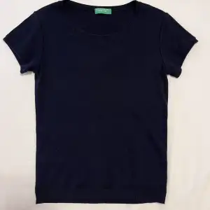 Marinblå stickad t-shirt från benetton använd en gång 😊