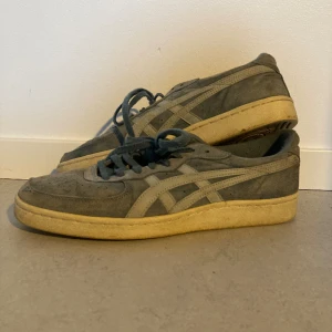 Onitsuka tiger skor - Använt skick men hela. Snygg blå färg