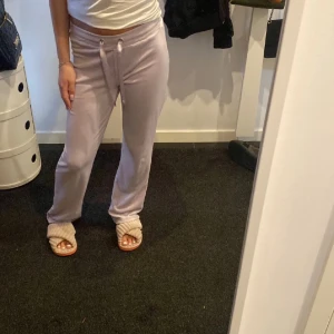 Lila mjukisbyxor - Säljer dessa super söta lila mjukisbyxor från gina, dessvärre saknas snörena