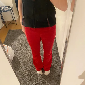 Röda byxor  - Hej, säljer dessa suger fina röda Manchester (ribbade) jeansen. Midjemåttet tvärsöver är 38cm och innerbens längden är 81 cm. Byxorna är i jättefint skick utan några defekter eller hål.💕💕Hör av er vid frågor eller om ni är intresserad och vill köpa💕❤️