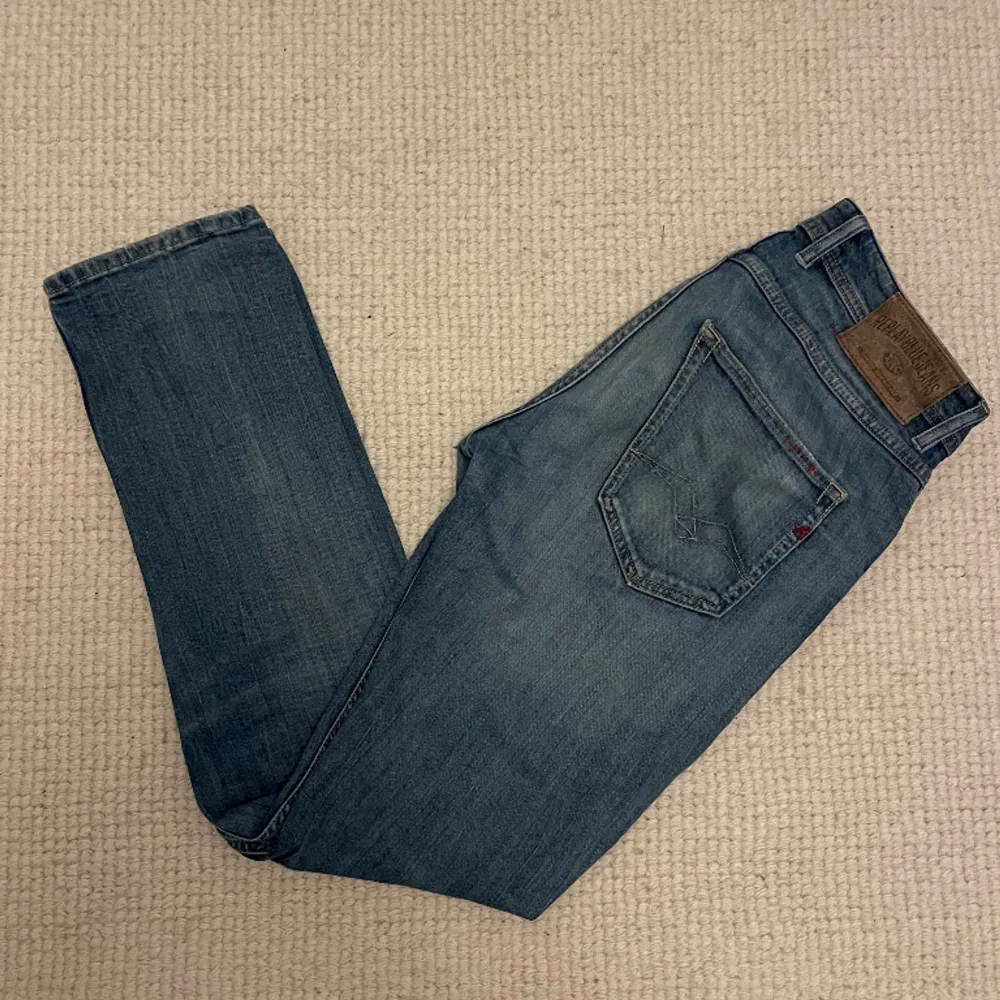 Hej! Säljer nu dessa super trendiga replay jeans. Superfint skick. Passform slim. Modellen heter grover . Jeans & Byxor.