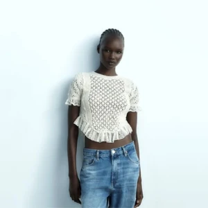 Spetstopp, zara - SUPERSNYGG spetstopp från Zara med massaaaa detaljer!! Prislapp kvar, nypris 379kr!!! Färg, naturfärg (vit/ beige)