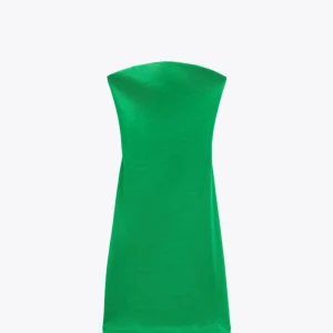 Klänning  - Använd en gång under Hawaii fest💯 figursydd klänning med underbar passform💚