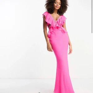 Rosa balklänning  - Så fin rosa balklänning med fina detaljer. Aldrig använd endast testad, helt som ny. Storlek 38 men passar även 36.