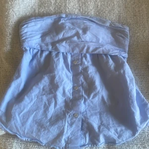 Topp Zara  - Säljer denna superfina topp som är slutsåld på Zaras hemsida💓 Inga defekter då den är sparsamt använd. Storlek xs men sitter mer som xxs/xs då den sitter ganska tight
