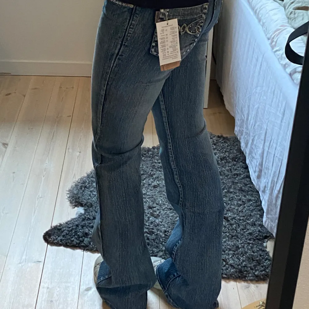 Jätte fina bootcut jeans med låg midja och coola detaljer på fickorna🤩 De är helt nya och aldrig använda, lappen är kvar! Det är bara att skriva för fler bilder eller om ni har frågor🫶🏼 Innerbenslängd: 86 cm Midjemått: 30 cm. Jeans & Byxor.