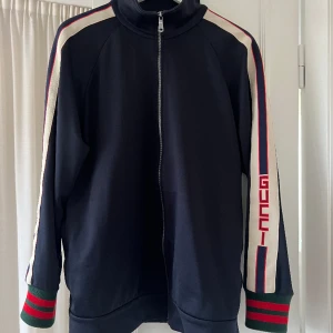 Gucci technicalside stripe- kvitto finns. - Tracksuit Top, Gucci  Kvitto finns och jag betalade 6500kr för den.