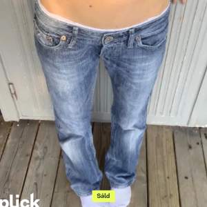 säljer low waist bootcut jeans❤️ 25/30 