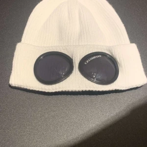 Cp company mössa - Hej! Säljer min mössa som knappt kommer till användning som köptes på therlunds.