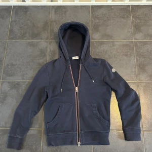Moncler hoodie - Säljer denna över feta Moncler Maglia cardigan.  Storlek S, cond 8/10.  Skicka pm vid fler frågor/funderingar Pris går att diskuteras!💎
