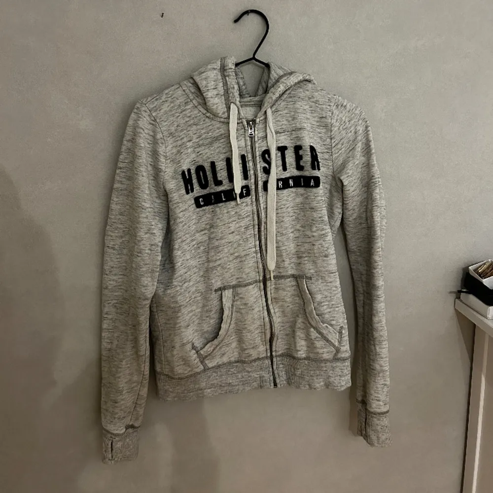 Ljusgrå zip hoodie från hollister. Storlek S. Fint skick! 70kr. Hoodies.