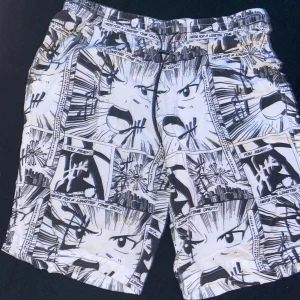 Shorts med anime print - Vita/svarta shorts med y2k anime print, väldigt bra skick!!