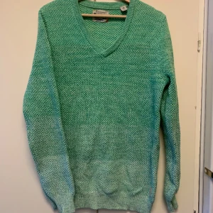 Tröja Maison & Soda - Sparsamt använd stickad tröja från Maison & Soda. Väldigt skön och sval eftersom den är rätt glest stickad. M från herravdelningen men  uppskattar den till L/XL i damstorlek