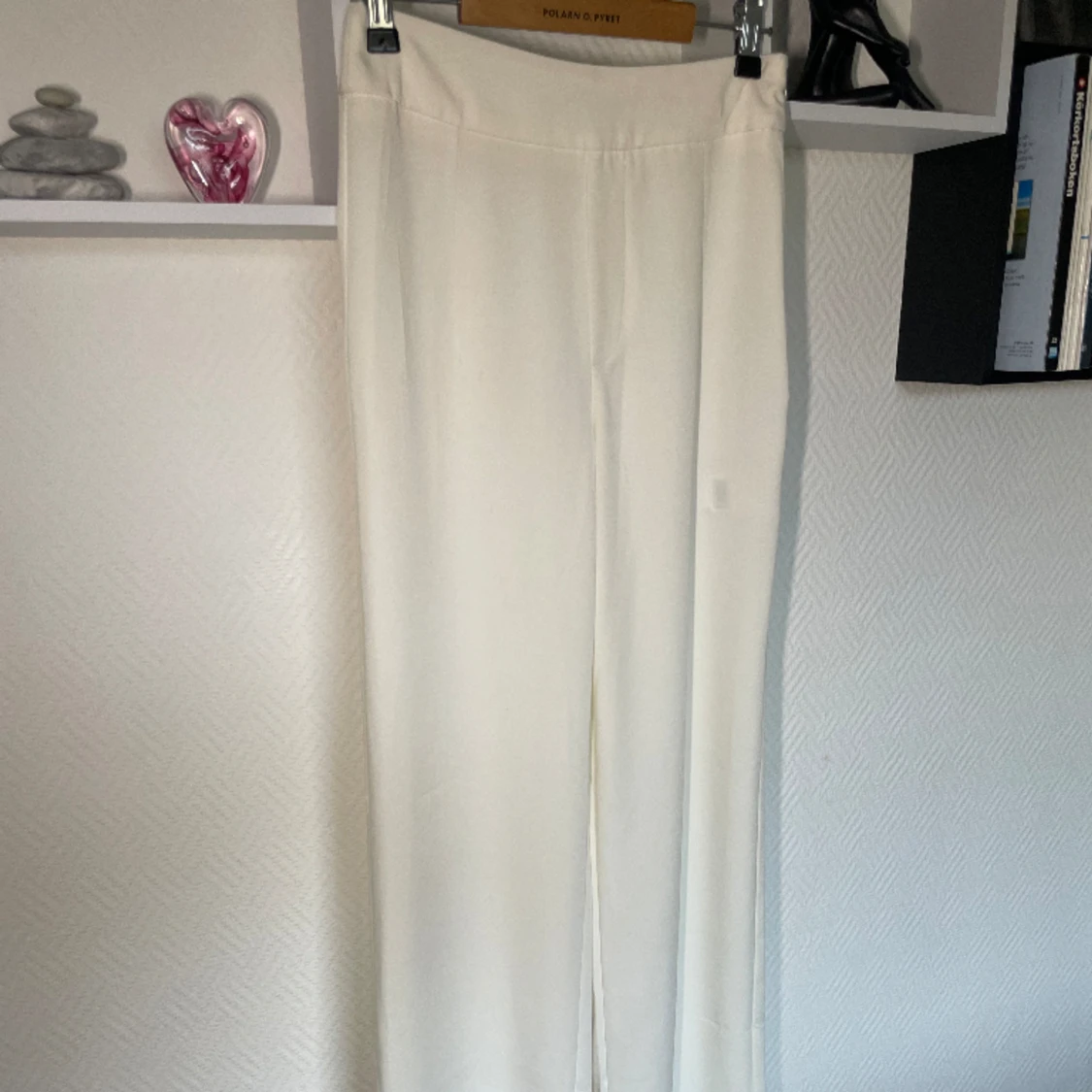 Vita kostymbyxor 