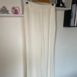 Vita kostymbyxor  - Väldigt fina och eleganta vita kostymbyxor från Bik Bok. Prislappen är av men har aldrig använt. Den är dock lite genomskinlig, men inte så farligt. (Pris kan diskuteras) ❤️