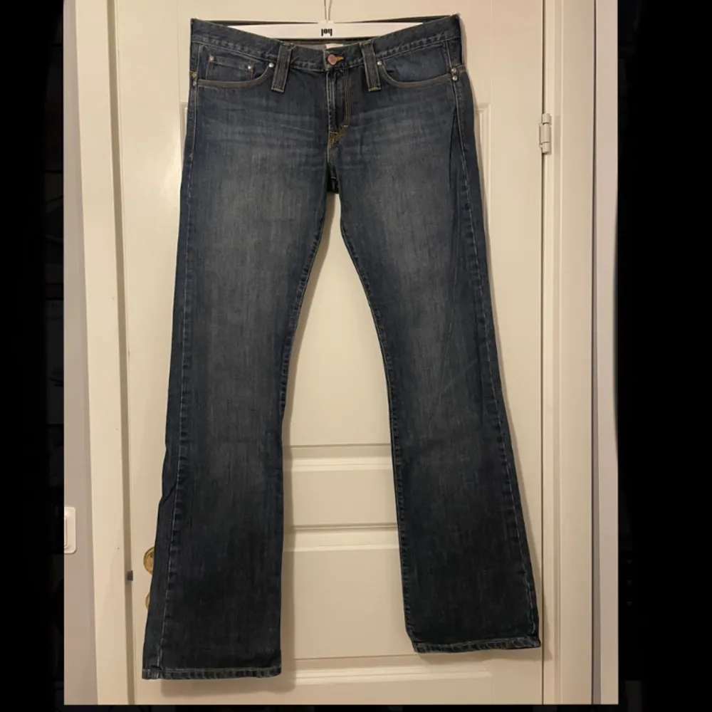 Skit fräna jeans från J.Lindeberg i storleken 31/34 rätt gamla jeans men absolut inte mycket använda så sjukt bra skick! Helt & hållet osäker på värdet lägg bud! Det är inte slitet på bakbenen det är detaljer!. Jeans & Byxor.