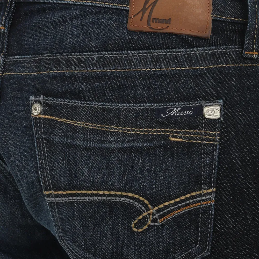 Mörkblåa mid/lowrise bootcut jeans från Mavi i nyskick. ✨As snygga och bekväma 😍Skriv vid funderingar, använd gärna köp nu. 💞. Jeans & Byxor.