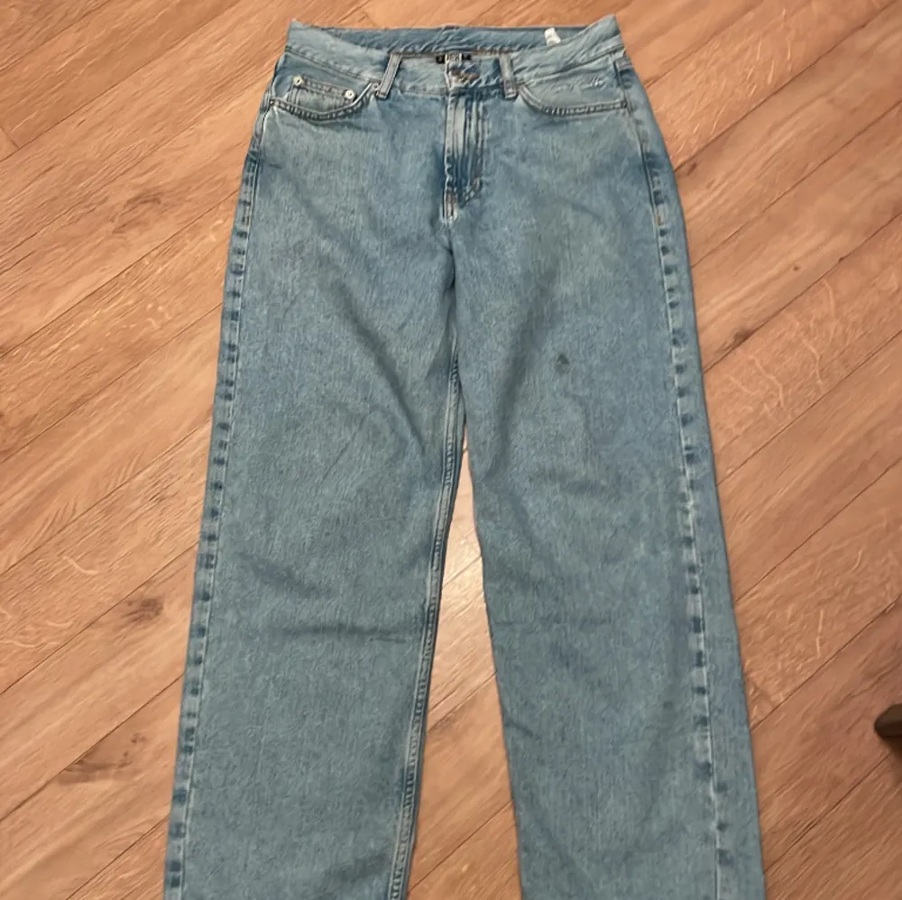 Säljer dessa åt min vän då han har bytt stil o vill bli av med de, bra skick! 6/10. Han är runt 176 o de sitter perfekt på han. Jeans & Byxor.