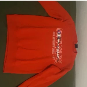 En helt ny champion sweatshirt röd - En helt ny champion sweatshirt använt bara en gång