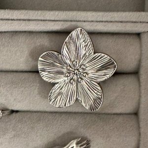 Ring Blomma - Säljer denna blomm ringen som är en dupe på edblads. Ringen är ifrån shein och ord pris är 35 kr och säljer den för 30 kr + frakt då jag använt den en gång. 🙌🏼 Ringen är i silver och justerbar så passar alla. Öppen för frågor och intressen. 🙌🏼🎀🫶🏼