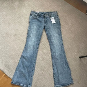 Brandy Melville jeans  - Brandy jeans, modellen är lowrise bootcut. Byxorna har aldrig används,  prislappen är kvar. 💗pris kan diskuteras 