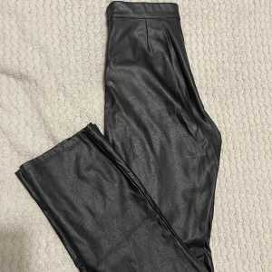 LÄDERBYXOR FRÅN ZARA!! - Läderbyxor från zara!! Storlek 34 ❤️