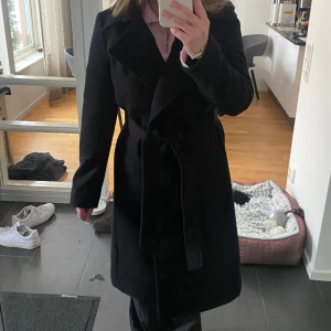 Kappa - Säljer min kappa som är i väldigt fint skick, då den inte kommer till användning längre pga lite för liten. Saknar en knapp därav till ett bra pris. Kappan finns inte längre att få tag på på H&M. Kan sänka priset vid snabb affär.  Nypris 899