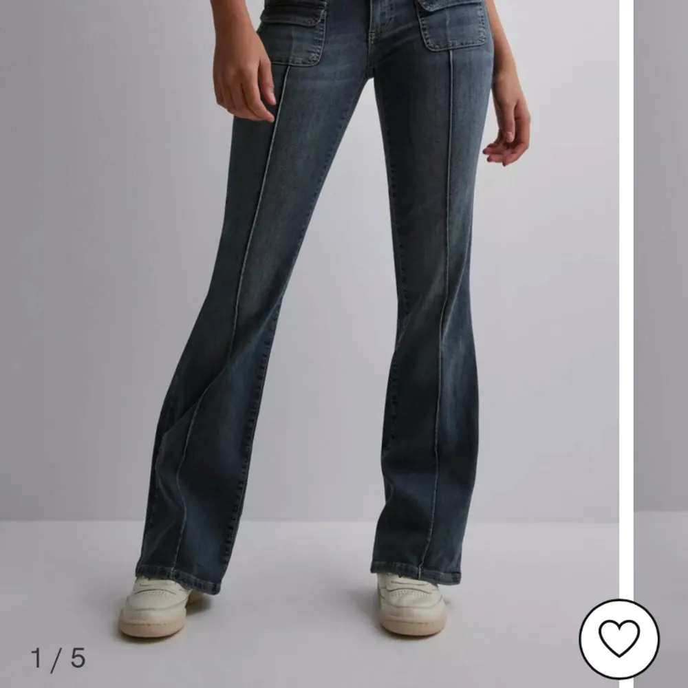 Supersnygga o strechiga Nelly jeans i en fin blå färg. 700 nypris säljer för 500. Säljer för de är för små på mig.. . Jeans & Byxor.