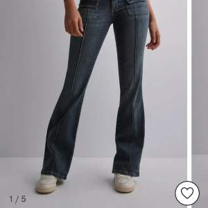 Supersnygga o strechiga Nelly jeans i en fin blå färg. 700 nypris säljer för 500. Säljer för de är för små på mig.. 