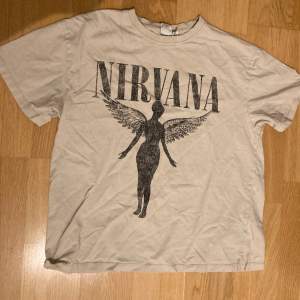 Säljer min Nirvana tröja för den inte kommer till användning längre. Den är i jätte bra skick och är sällan använd 🤍