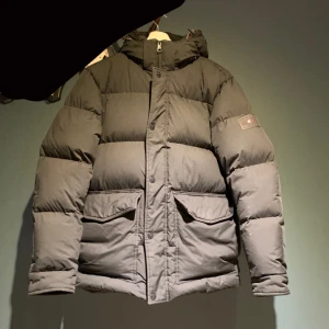 Tommy Hilfiger  - Tommy Hilifger jacka, strl S men passar också M, en liten fläck på den. Skick 7/10