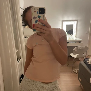 Ralph Lauren t-shirt  - Älskar denna t-shirten den är så fin och bekväm. Säljer pga att den är för liten. Nypris: Ca 400 kr.
