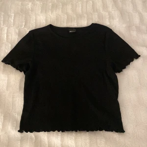 Tröja  - Söt topp från Gina med små volanger vid armen och nertill. Använd 1 gång så skicket är som ny. Storlek L men känns som M/S.