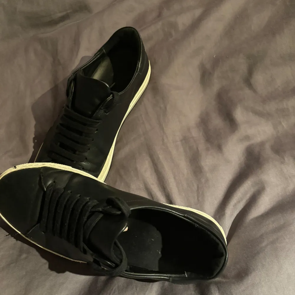 Ett par fina Axel Arigato clean 90 sneakers || dom är knappt använda och har ett fint skick || ny pris ungefär 2800 || dom är i storlek 43 || färg svart och vita detaljer || några funderingar kontakta oss!. Skor.