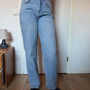 Jeans  - Ett par jätte fina blåa jeans! Knappast använda och är i gott skick! Priset kan diskuteras 