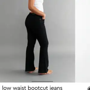 Svarta lågmidjade jeans från Gina tricot. Fint skick använt fåtal gånger! 🤍(bild från Gina tricot)