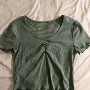 Grön topp - Super söt grön topp med volanger 