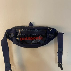 Patagonia midjeväska - Rymmer 5 liter kan även bäras som axelremsväska. Mycket bra skick