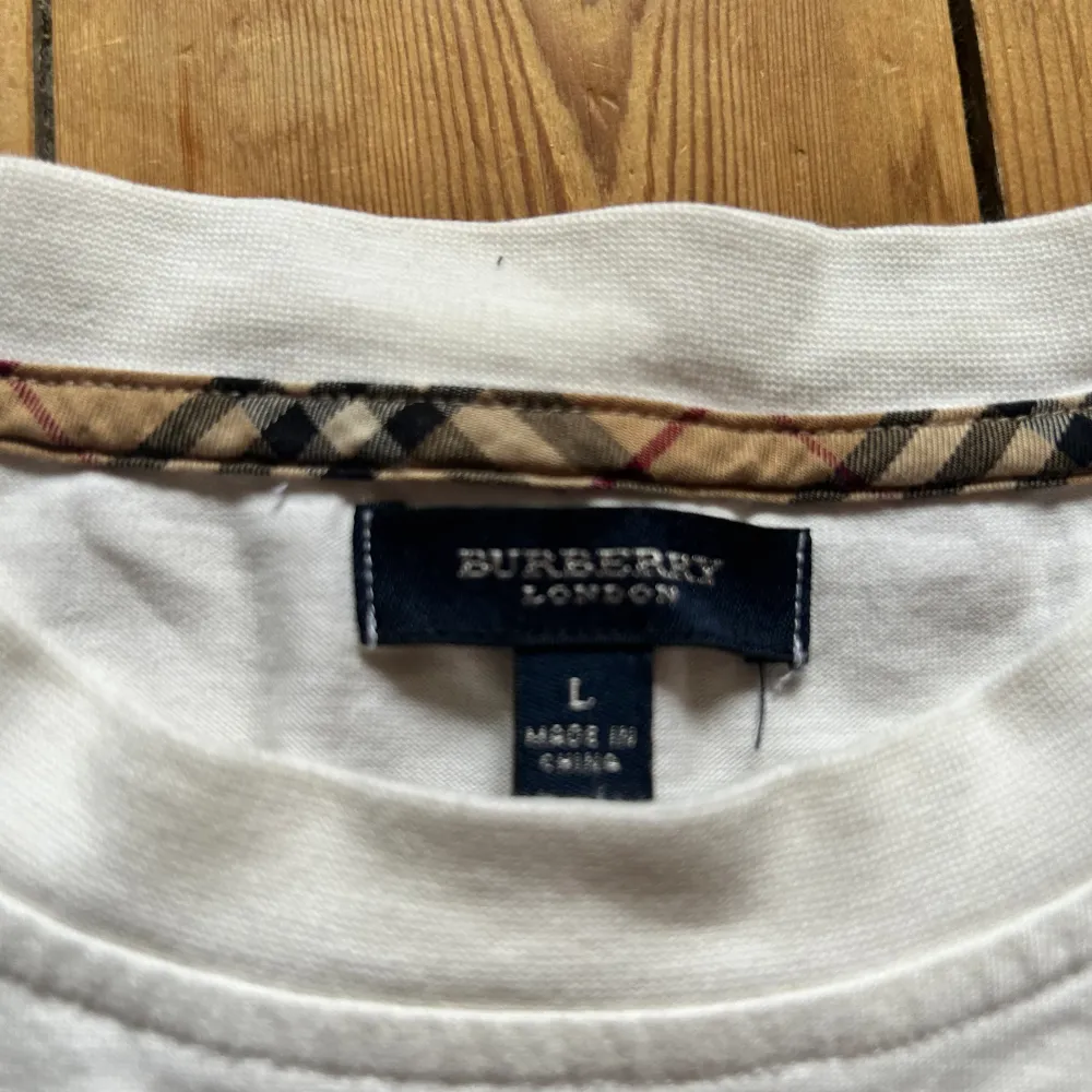 Burberry tröja i large med 3 små fläckar som troligen är möjligt att få bort. T-shirts.