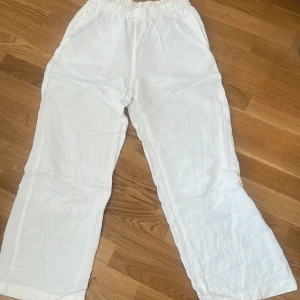Snygga linne byxor  - Hej säljer dessa snygga linnebyxor då jag redan har så många. Den är i nyskick och i storlek S men passar även XS och me då man kan dra åt bandet, kan tänka mig sänka priset vid eventuella snabb affär.