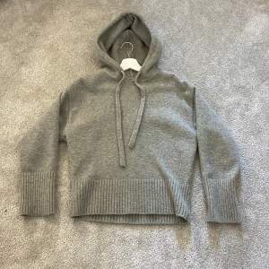 En jättefin grå stickad hoodie från zara! Jättefin och knappt använd