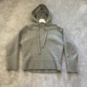 En jättefin grå stickad hoodie från zara! Jättefin och knappt använd