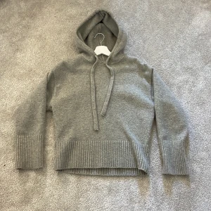 Stickad hoodie - En jättefin grå stickad hoodie från zara! Jättefin och knappt använd
