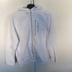 Vit Sail racing hoodie - Sail racing hoodie. Knappt använd, finns en fläck på armen som inte går bort. Nypris 1000 Mitt pris 199
