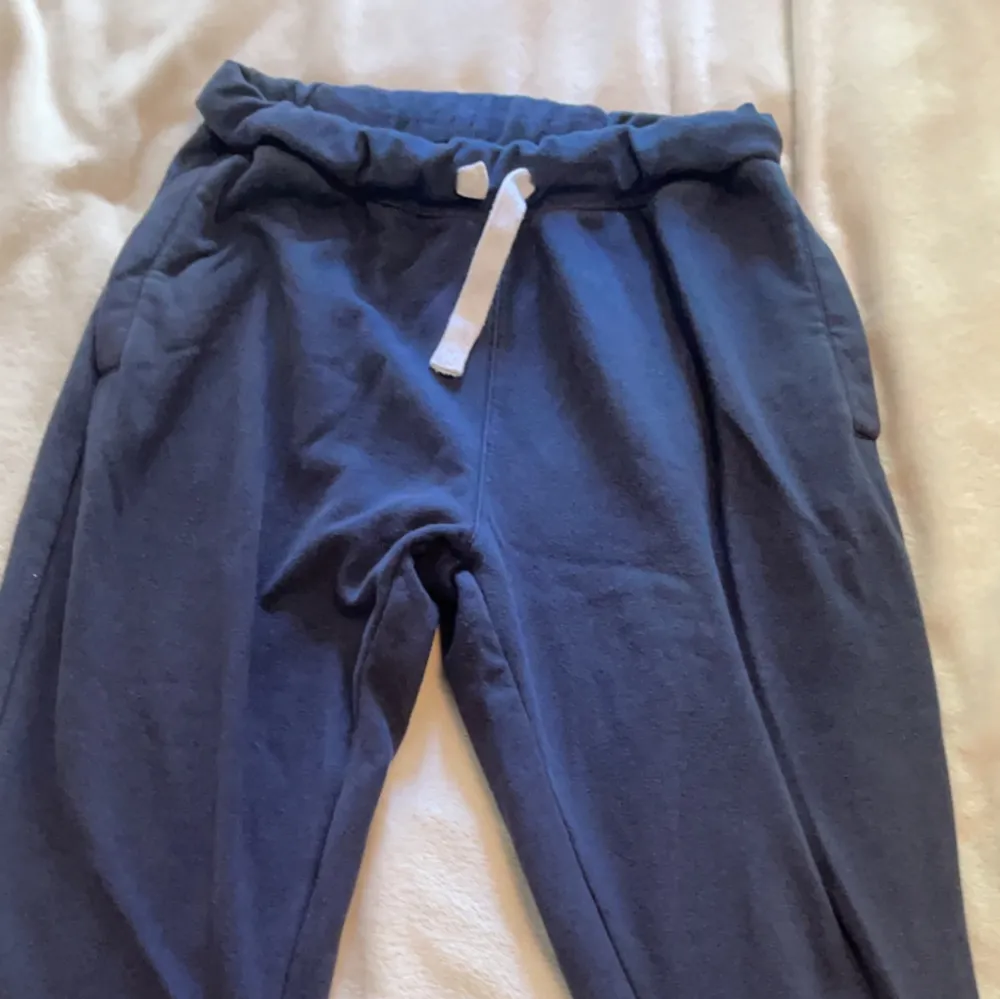 Blå Mjukiyxor 🤍 (OBS: Söndrig kamera därav de suddiga bilderna). Jeans & Byxor.