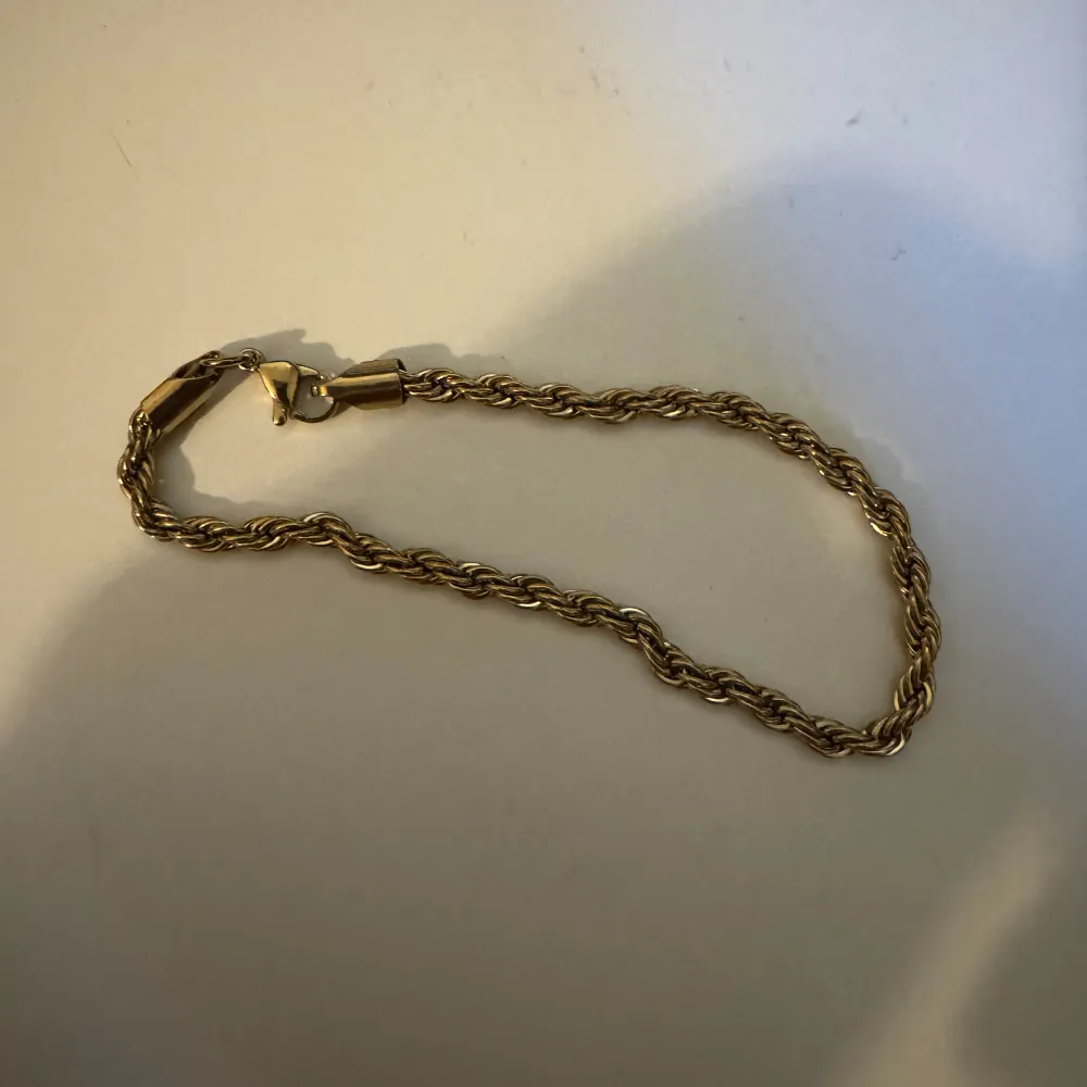 Säljer mitt guldiga cordellarmband i bra skick. Det är rostfritt stål och storleken är runt 19-20cm.. Accessoarer.