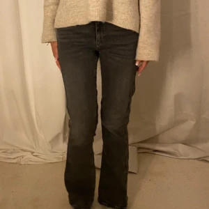 Bootcut jeans - Lowwaist mörkgrå bootcut jeans i strl 164 men passar XS-S 💕