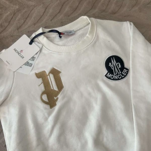Moncler Hoodie - Fett Moncler Hoodie. Helt ny, Finns i flera storlekar, passar för både men och kvinnor